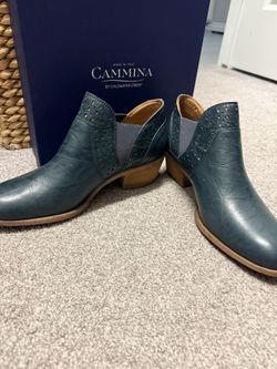 Women’s Size 11 Boots-teal