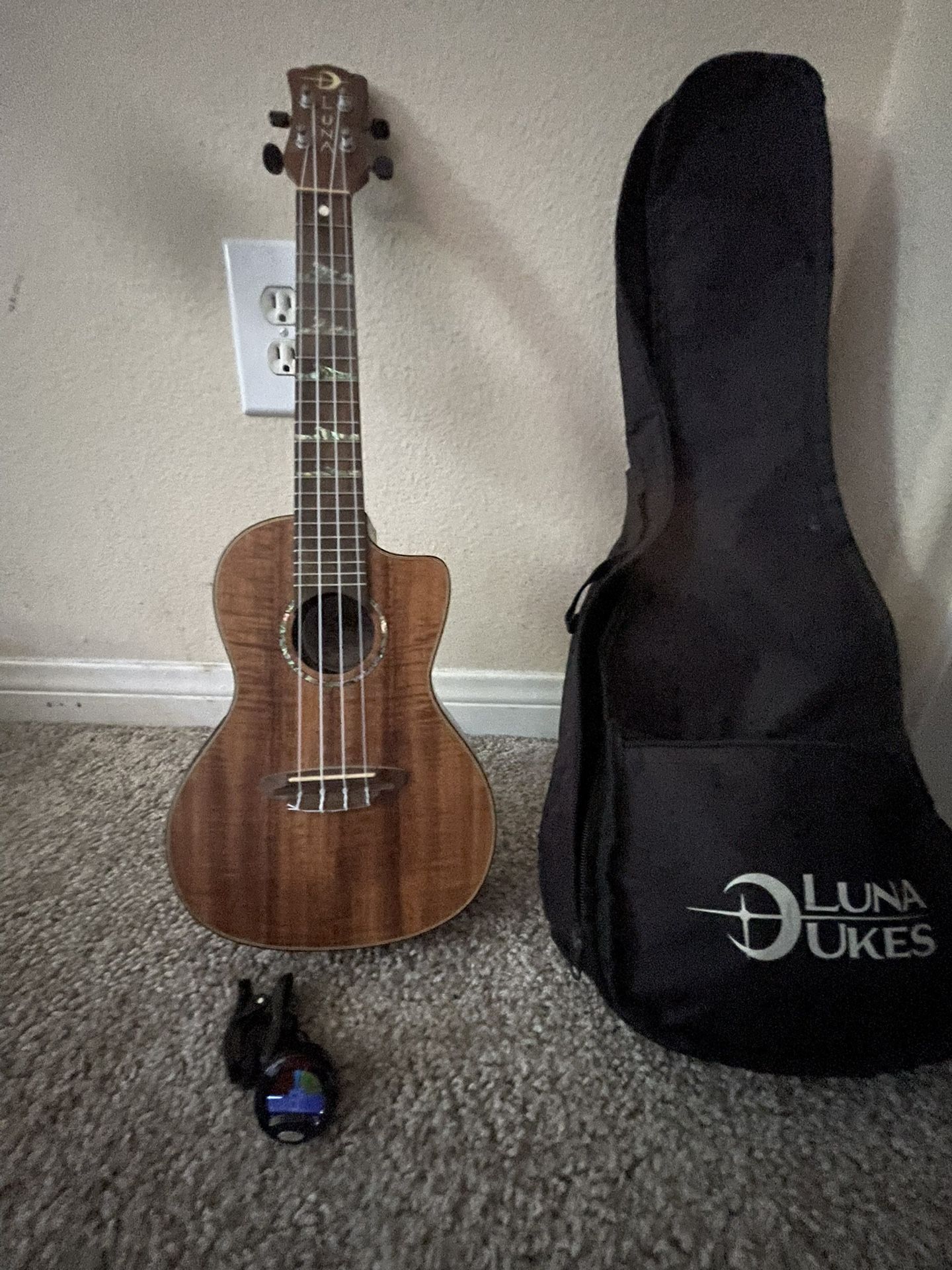 Luna Ukulele 