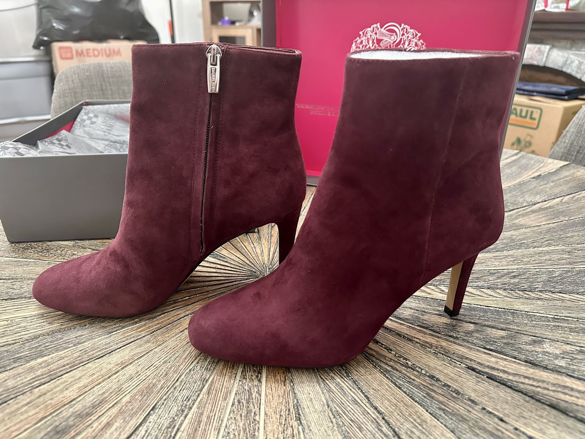 VINCE CAMUTO BURGUNDY SUEDE ANKLE BOOTS -BRABD BEW!