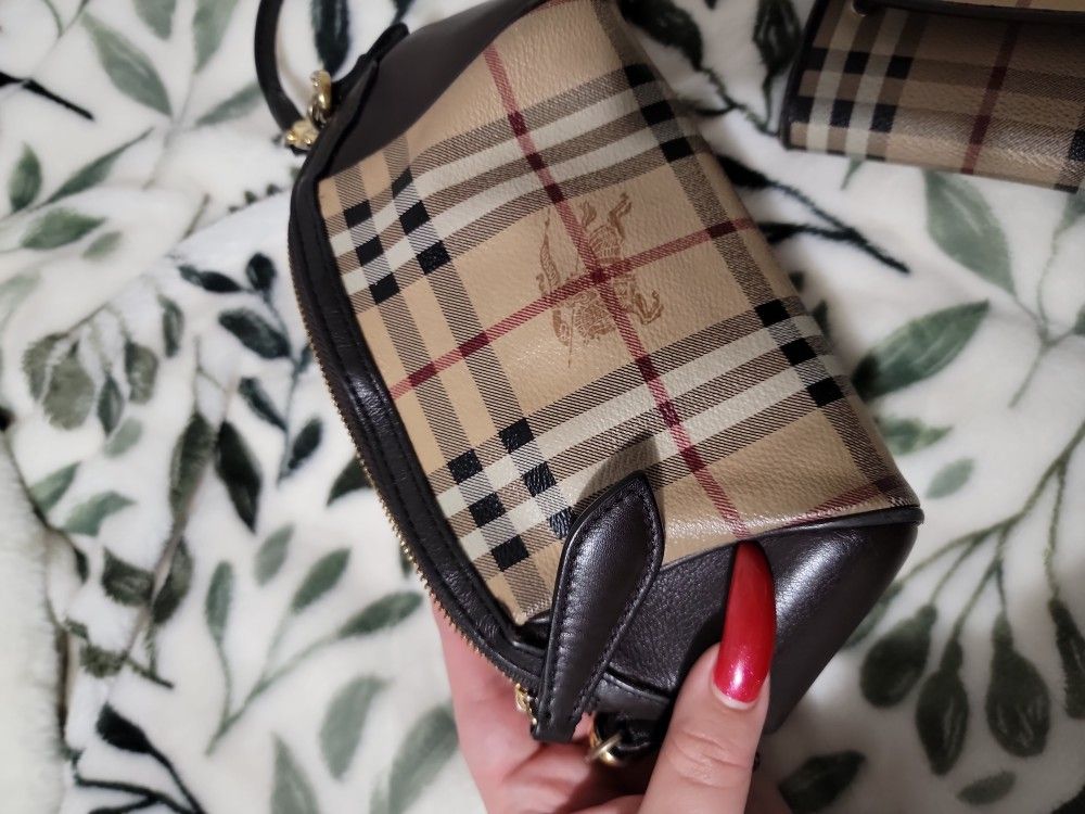 Small Authentic Burberry Crossbody for Sale in Spanaway, WA - OfferUp