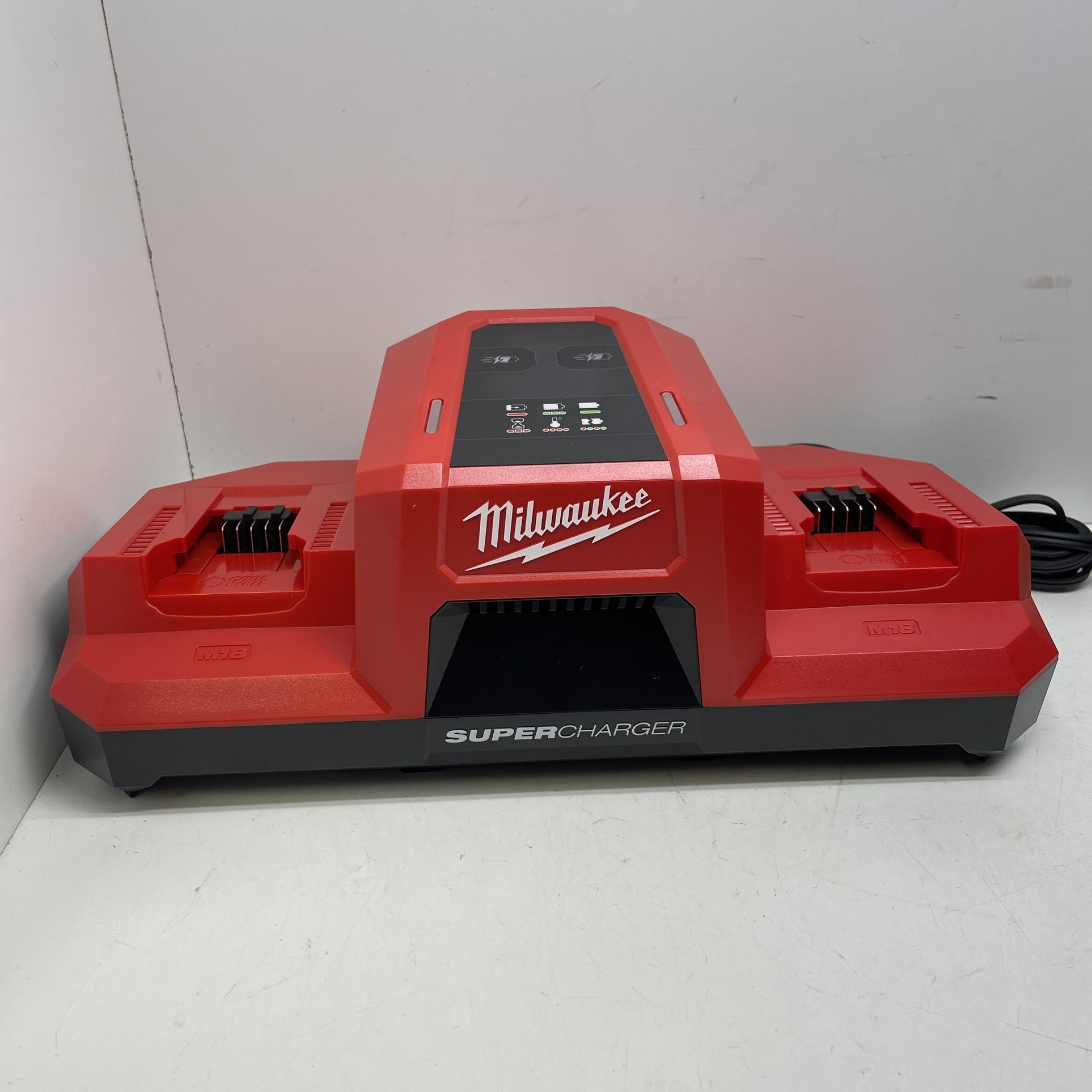 Milwaukee Super Charger 205501/11