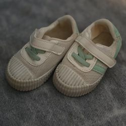Toddler shoes size 18