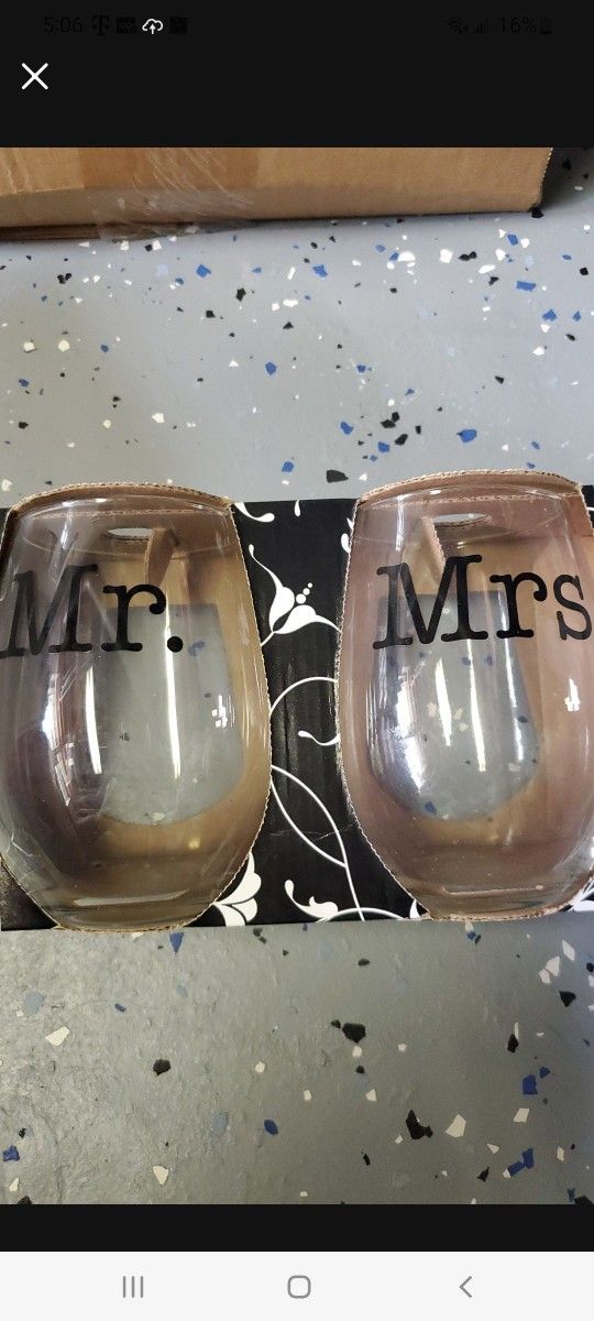 Mr. Mrs. Wedding Wine Glasses