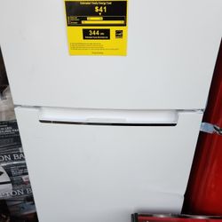 Magic Chef 7.4 Cuft Refrigerator With Top Freezer