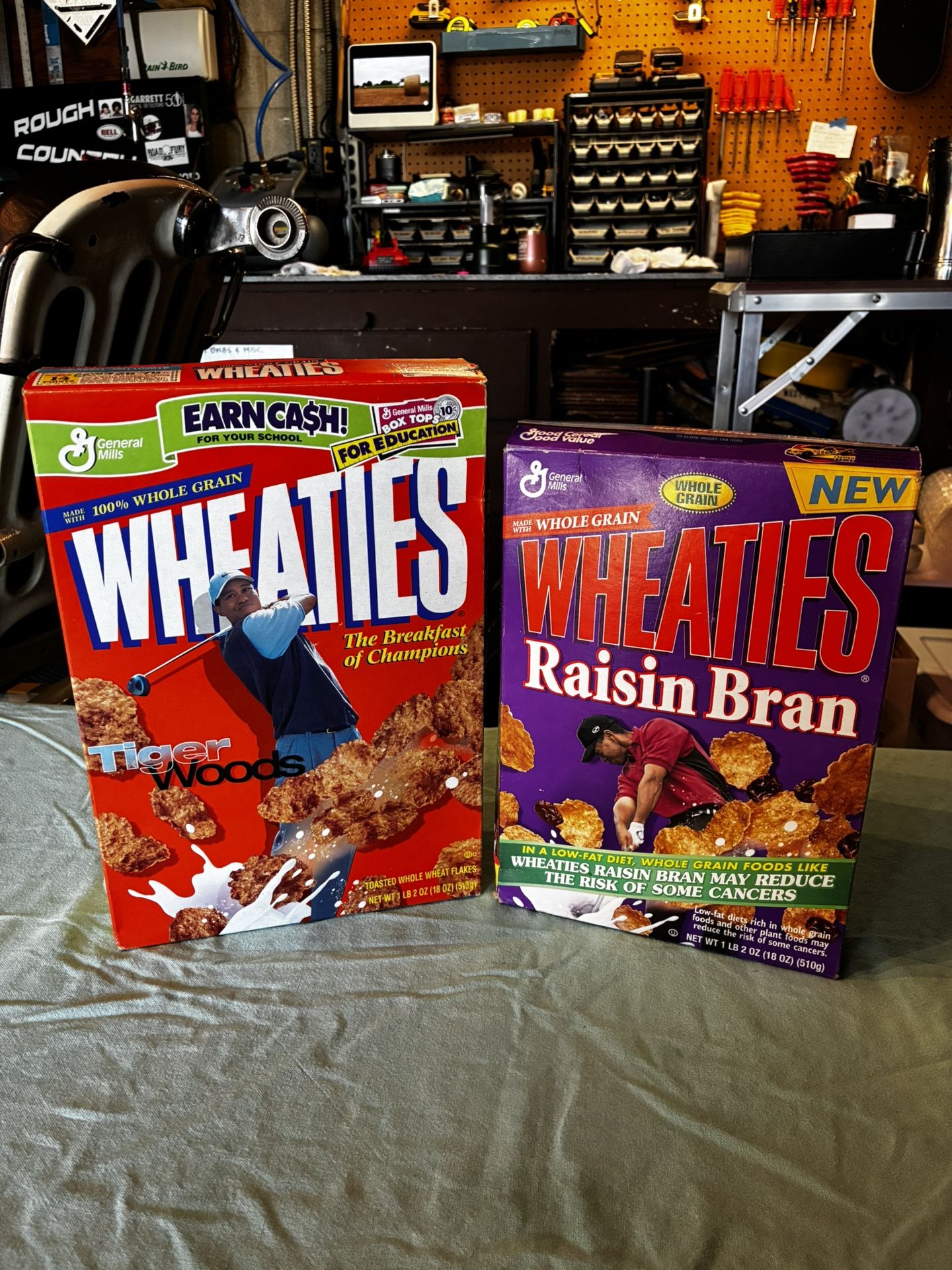 Set Of 2 - 1999–2000 Tiger Woods Wheaties and Wheaties raisin bran cereal boxes unopened