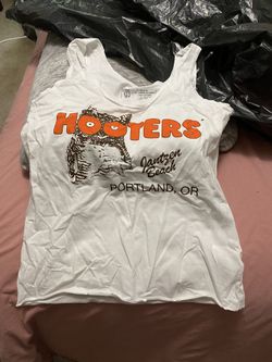 Hooters tank size medium never used brand new !!