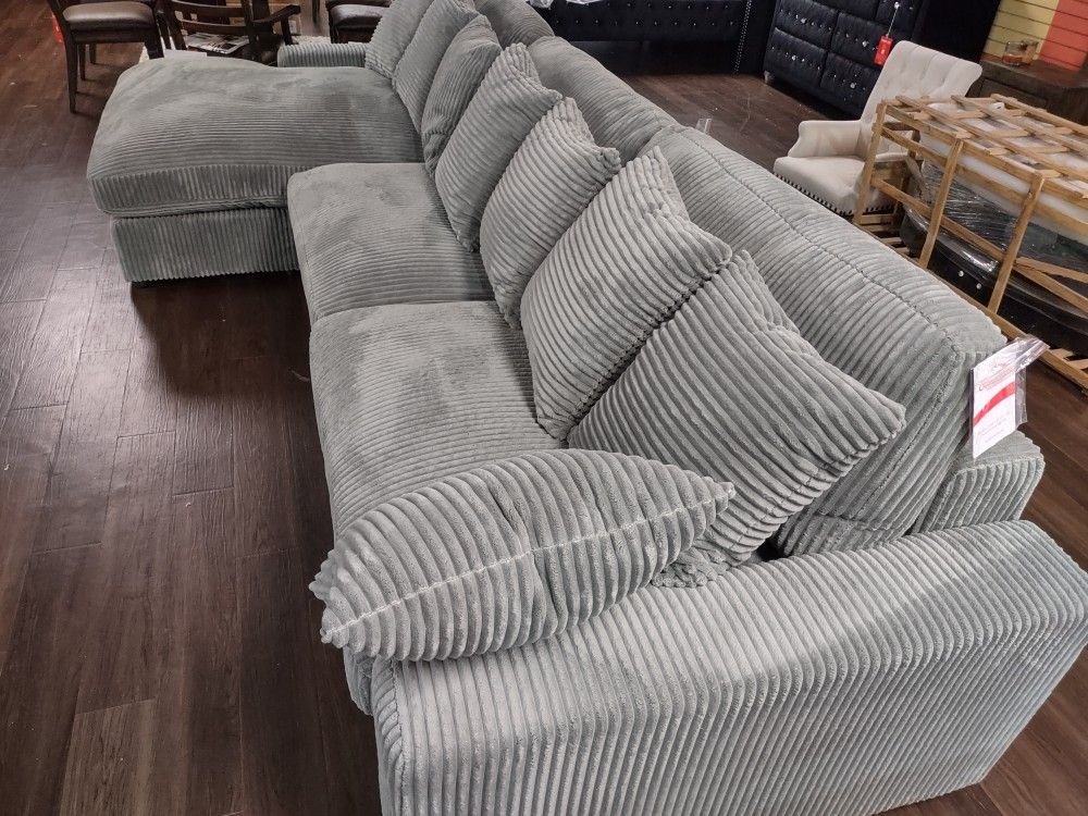 New Comfortable Sectional Sofa With All The Pillows 146x70