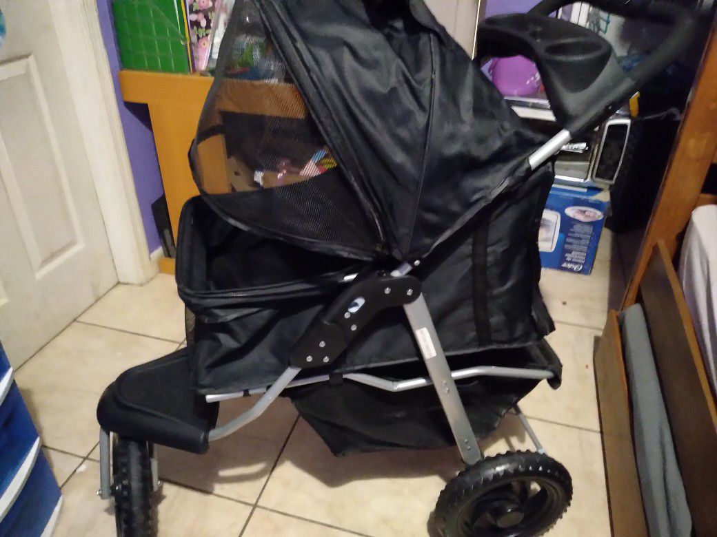 Dog stroller brand new only used 1 tkme
