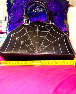 BRAND NEW SPIDER 10” CROSSOVER HALLOWEEN 👻 PURSE 👜 I KEEP POSTING THEM THIS IS MY LAST 1 NO HOLDS