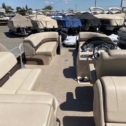 2019 Sun Tracker 22’ Party Barge 
