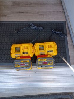 DeWalt 2 batteries flex bolt 12 ah and 2 fast chargers