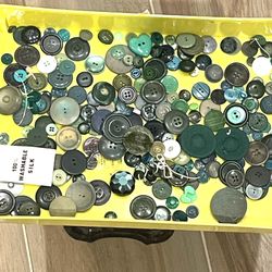 CHOICE OF Vintage To Modern Buttons B124 …