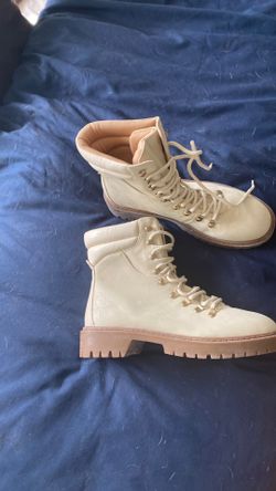 Woman Cream colored boots