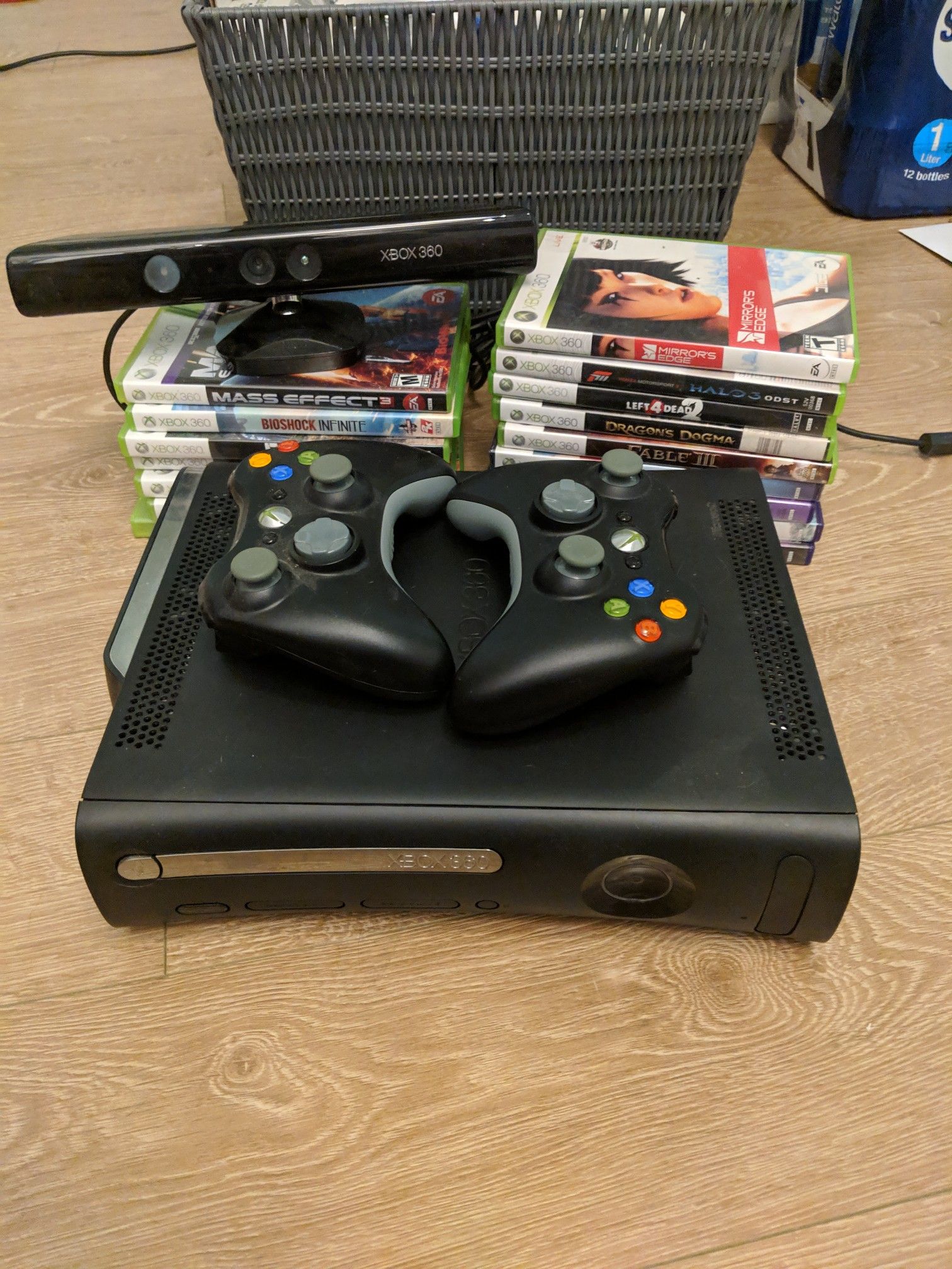 Xbox 360 + 2 controllers + 16 games