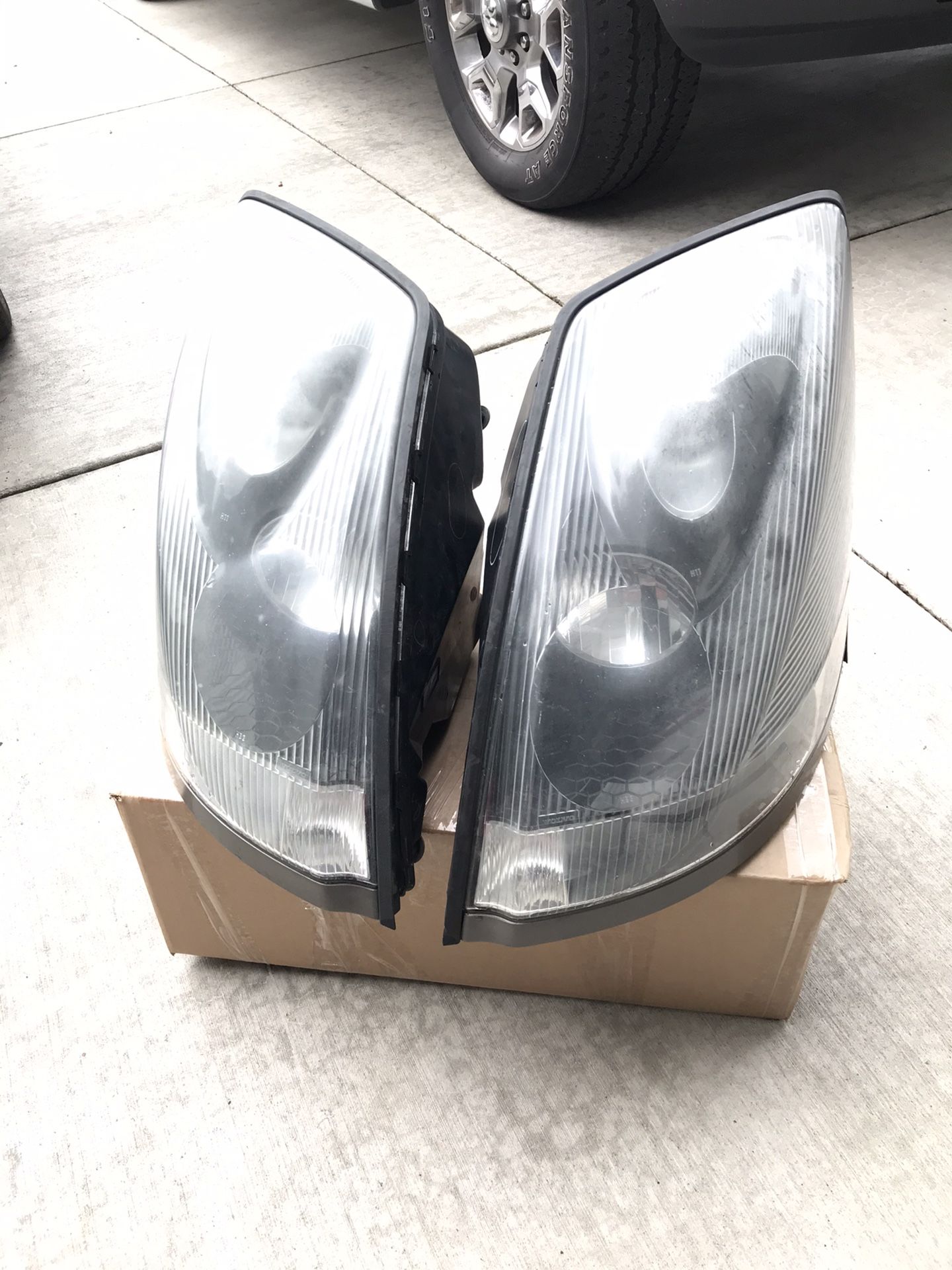 Headlights Left and Right Volvo VNL Truck