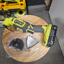 RYOBI ONE 18V OSCILLATING TOOL W/ BATTERY AND CHARGER