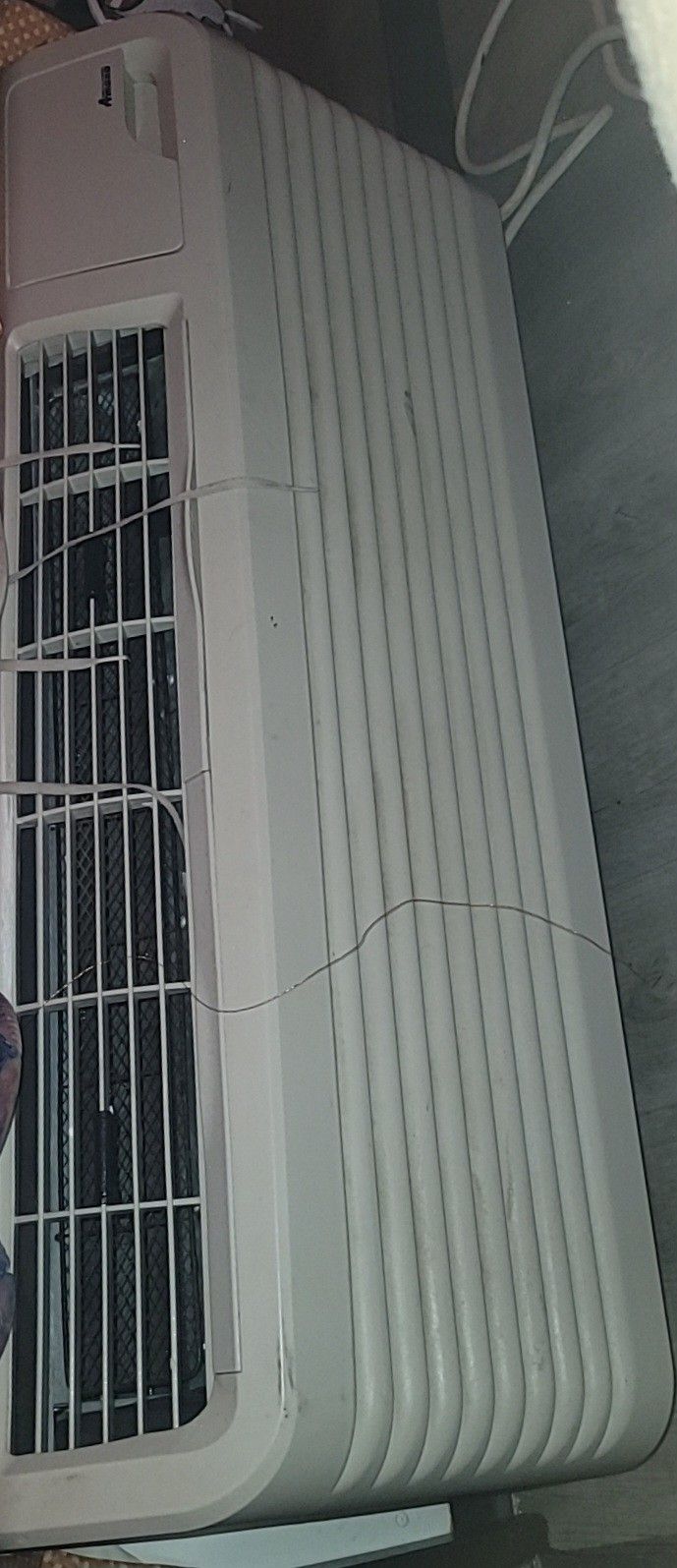 XL AMANA AIR CONDITIONER