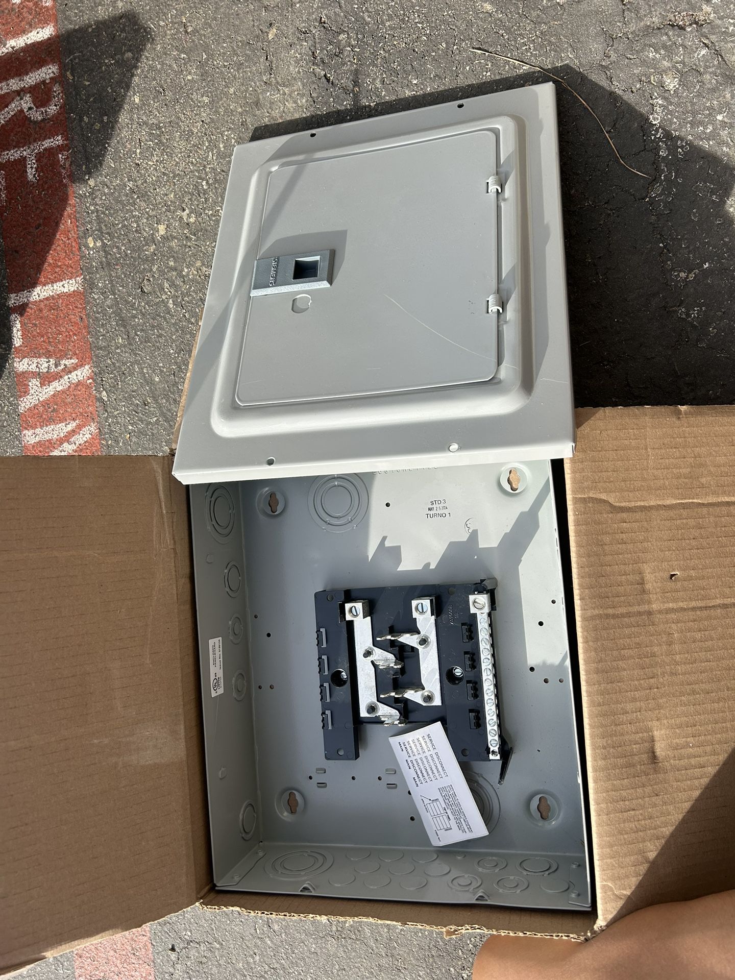 Siemens 125 Amp 8 Space 16 Circuit Main Lug Load Center