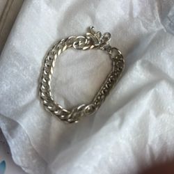 Send me the silver bracelet 175. The best offer. It Was Like 50 G.