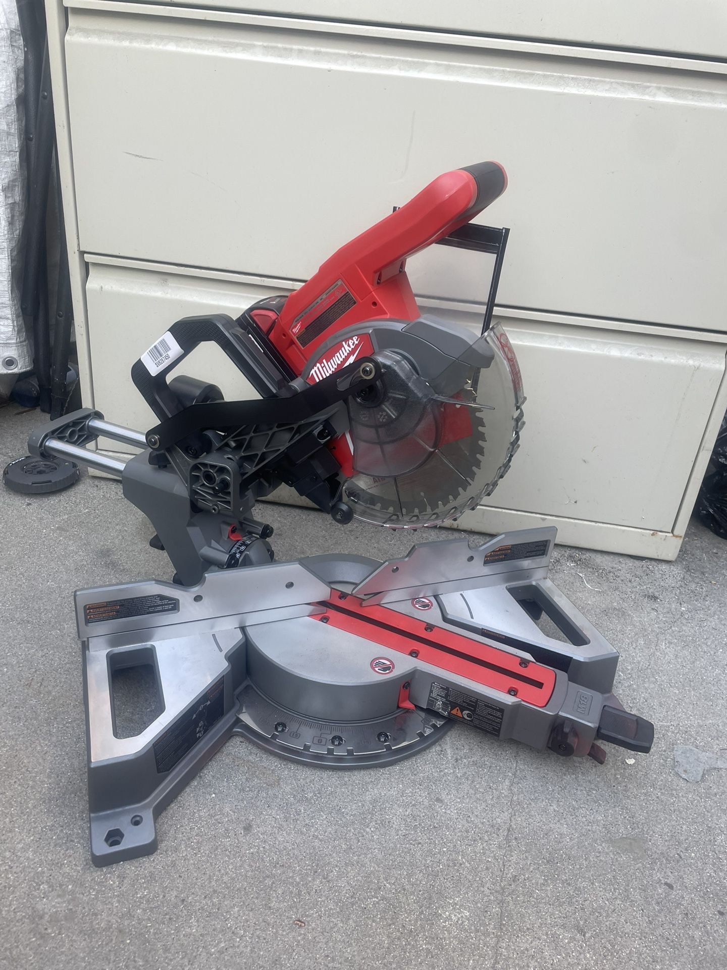 M18 FUEL 18V Lithium-Ion Brushless Cordless 7-1/4 in. Dual Bevel Sliding Compound Miter Saw (Tool-Only)