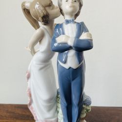 LIadro Porcelain Figurine Let’s Make Up by LLADRO Made in Spain