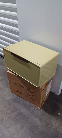 VINTAGE METAL BREAD BOX good condition