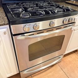 GE Stainless Steel Gas Range with Oven