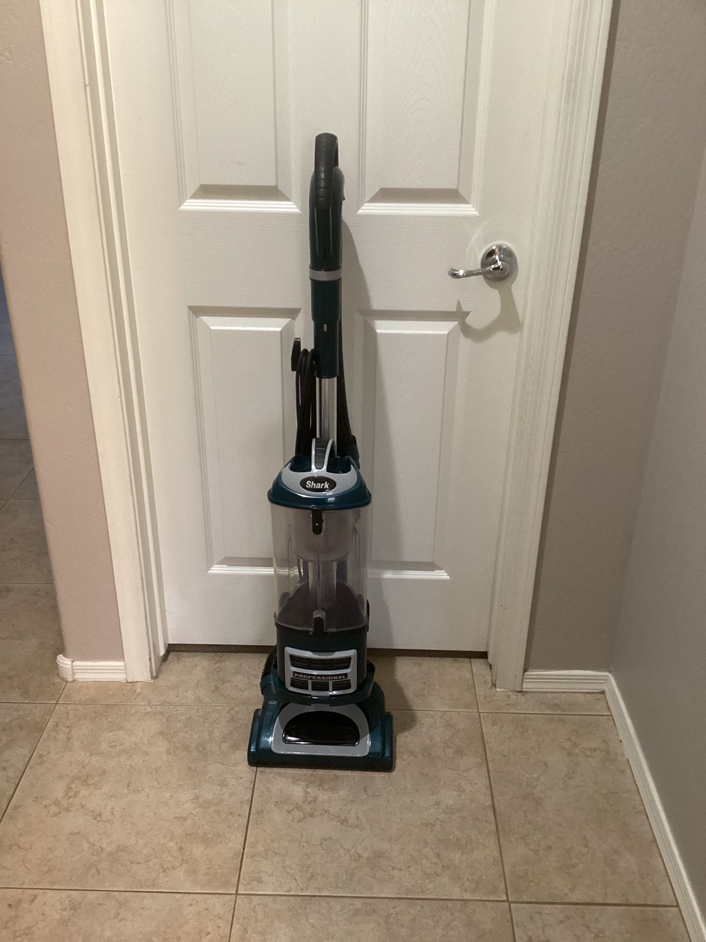 Shark bagless lift away vacuum cleaner (nearly new condition)