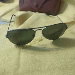 Very Good Condition Ray-Ban Sunglasses With Carrying Case