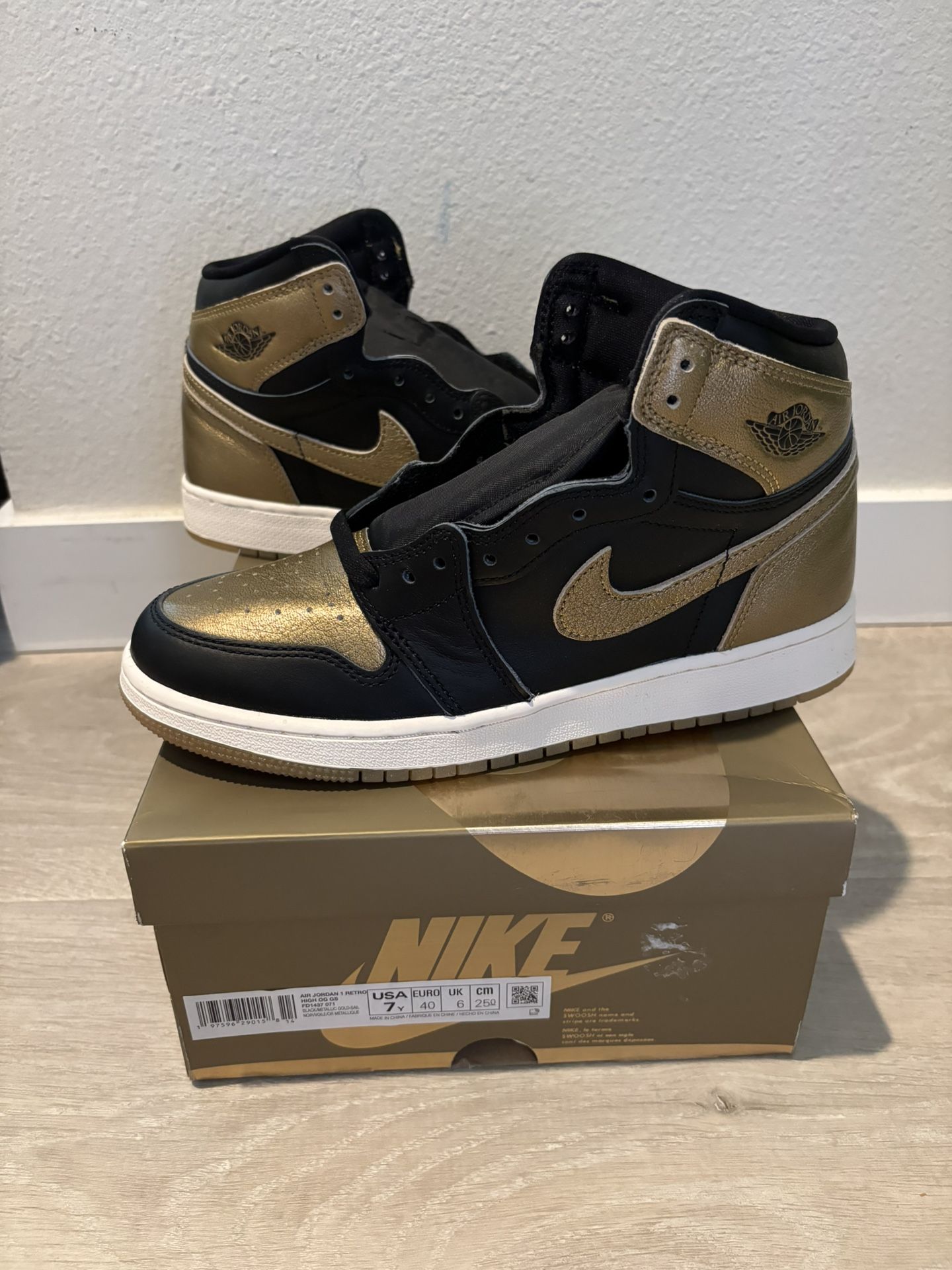 Air Jordan 1 Retro Black & Gold – Size 7Y