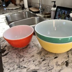 Two Sets Of Vintage Pyrex Bowls