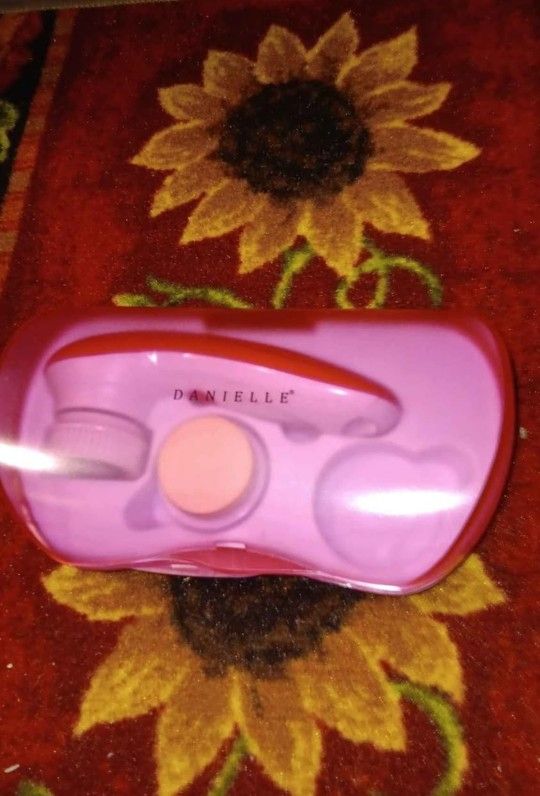 Danielle Facial Cleanser Battery Operated 2 Scrubbing Heads storage case