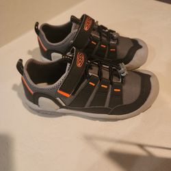 Brand New, Never Worn Boys Size 1 KEEN shoes