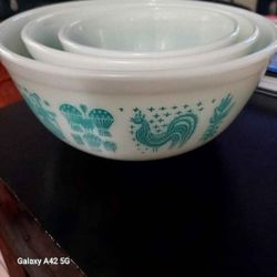 Milk Glass Amish Butterprint Nesting Bowls. Pyrex produced this pattern! 6"7"  & 9" Diameter!