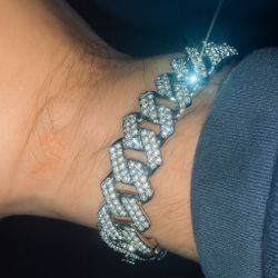 22cm Silver Cuban Link Bracelet – VVS Pavé Diamonds – Heavy Shine