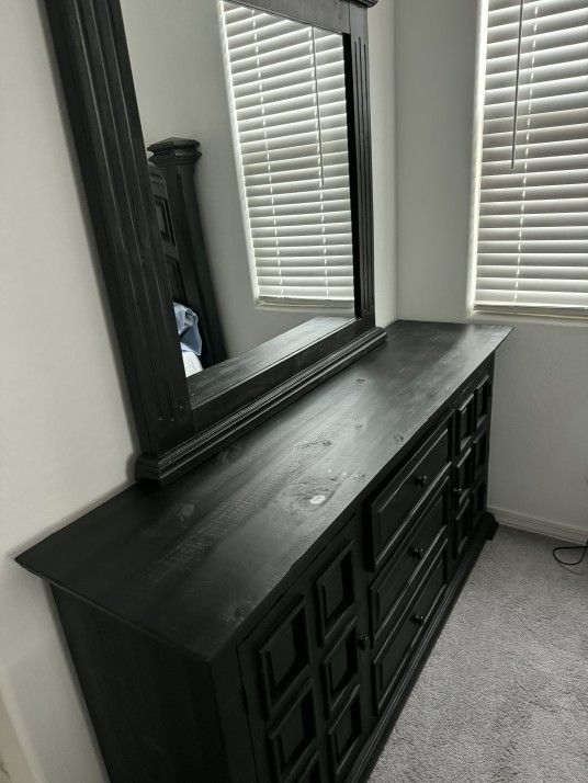 Dresser With Mirror 