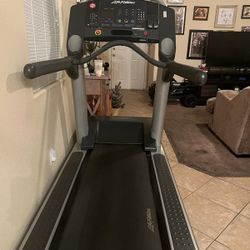Life Fitness Integrity Series Treadmill 