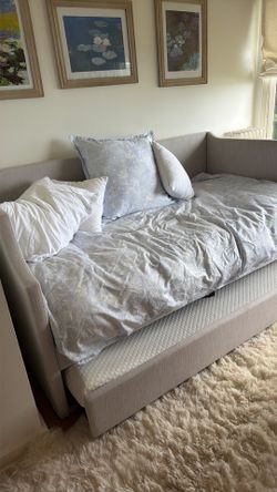 RH kids day bed (light grey)