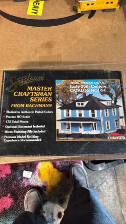 Spectrum master craftsman series, HO model and from Bachman this is a precise HO scale Sears townhouse