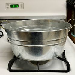 Cute Indoor/outdoor metal decorative planter! 10’ in diameter