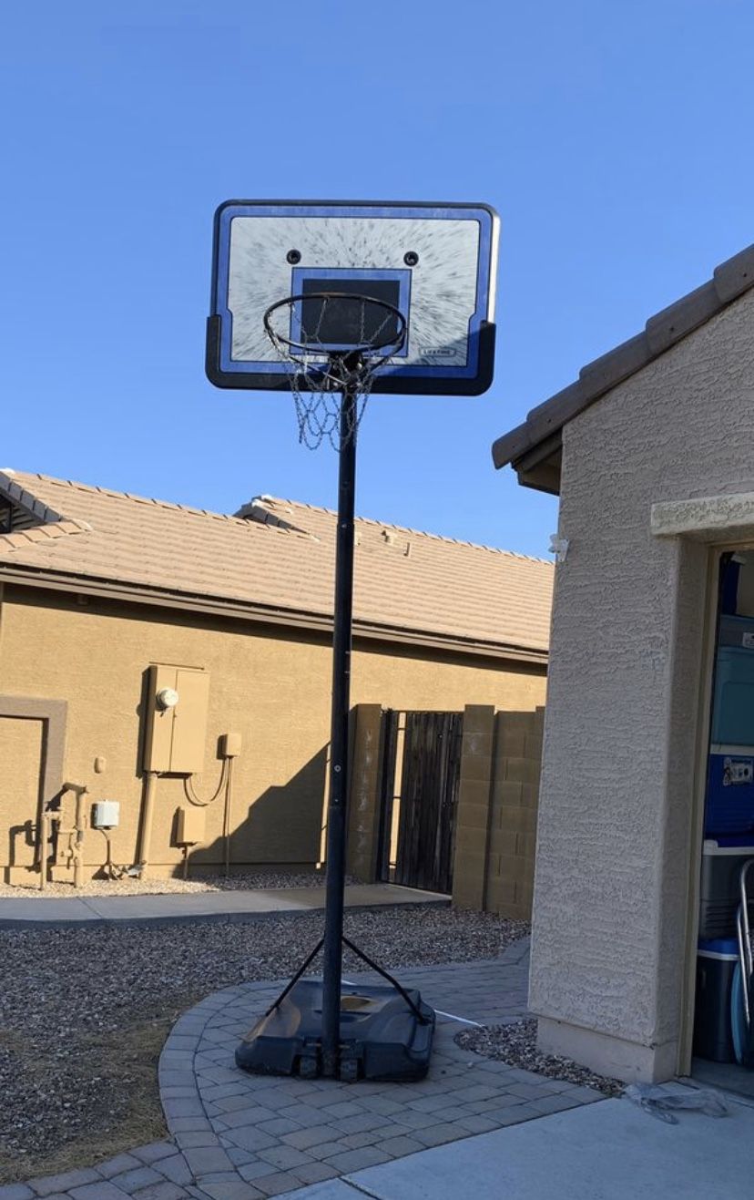 BASKETBALL HOOP/COURT