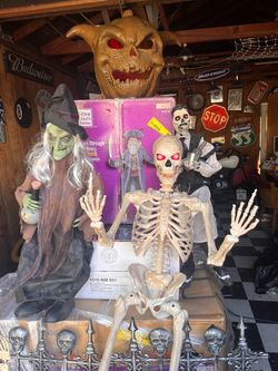 HALLOWEEN  DECORATIONS  ANEMITRONICS