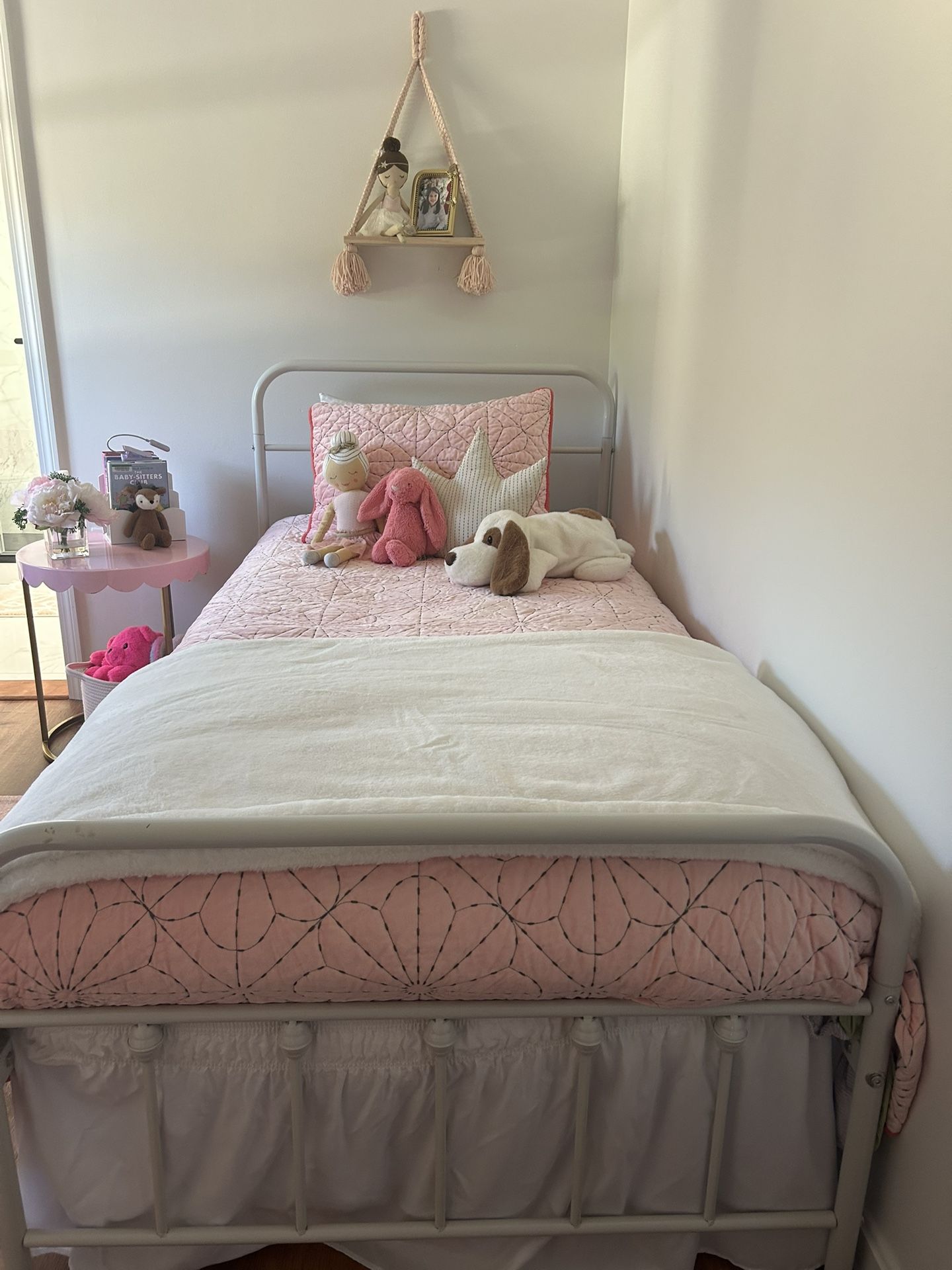 Bed Set With Frame,mattress And Blankets 