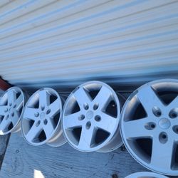 Vendo 5 Rines 17s de jeep WRANGLER los 5 son originales están en buenas condiciones