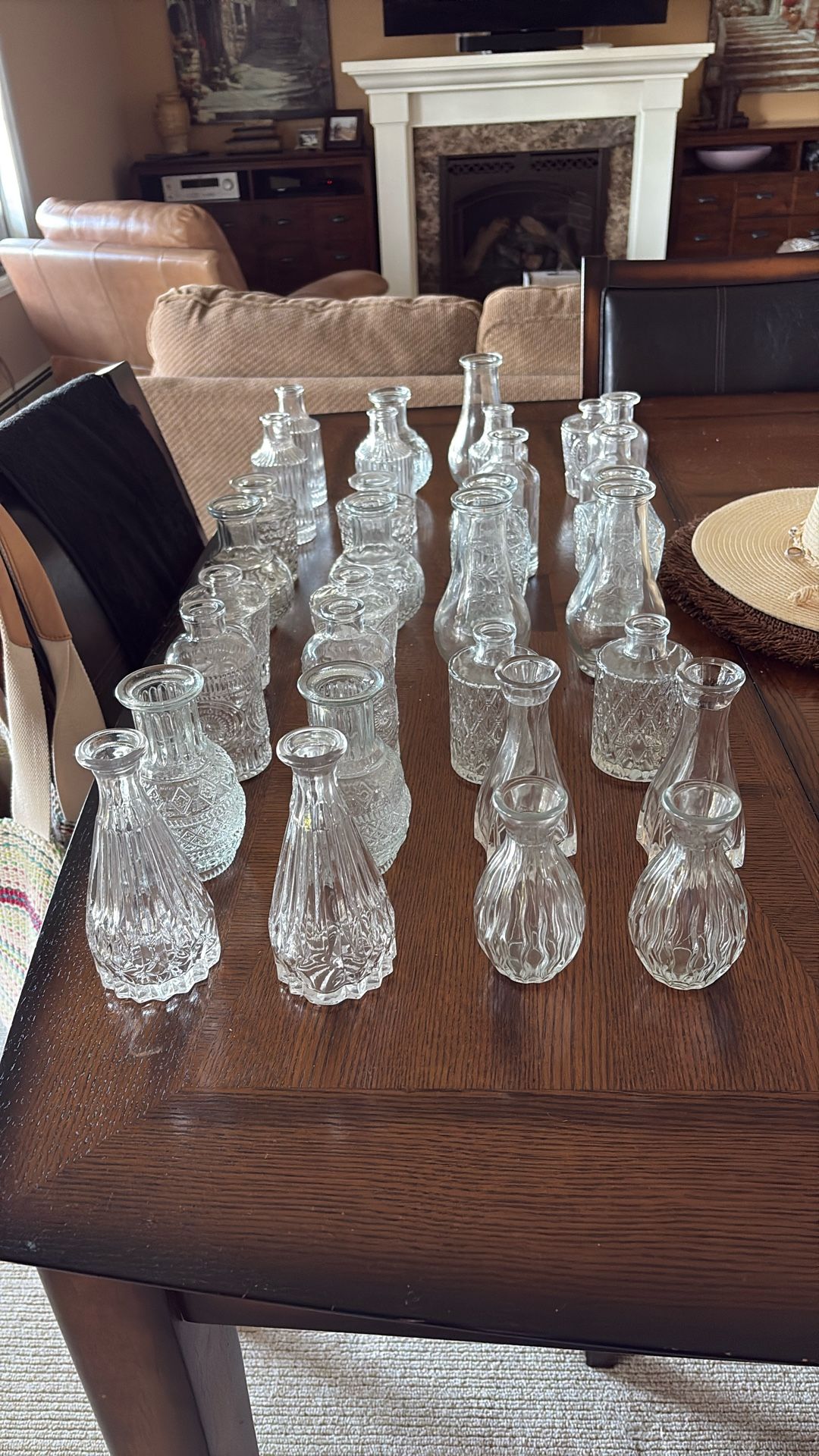 32 clear glass bud vases