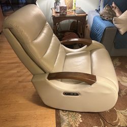 Power Recliner With The Works!
