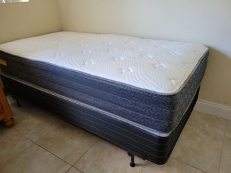 REDUCED!! Like New Complete Bed 