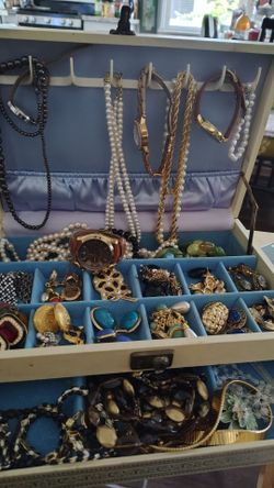 Selling all vintage costume jewelry fir $100