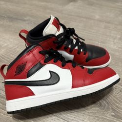 Jordan 1 Mid Chicago Toe