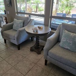 Chairs and table set like new